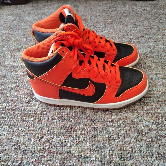 Nike High-Top Sneakers in Orange and Black